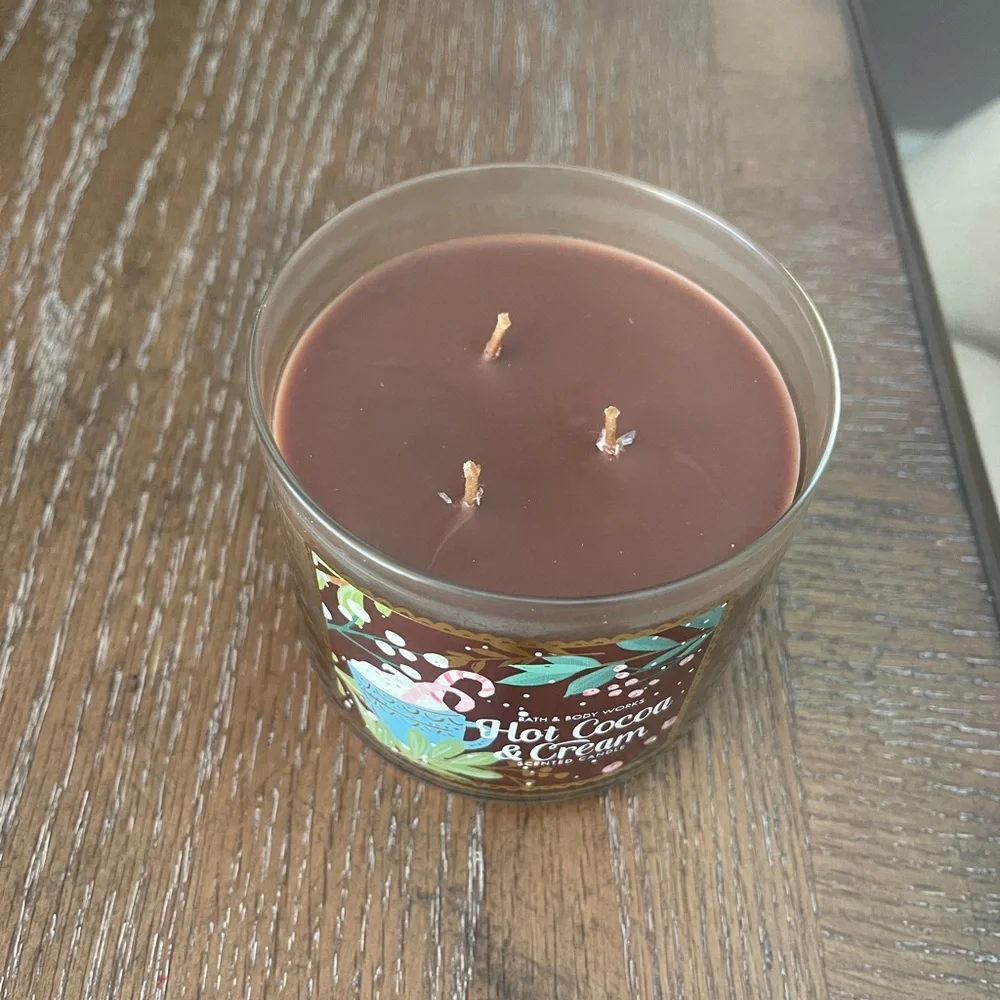Bath and Body Works Hot Cocoa & Cream 3-Wick Candle - Picture 3 of 4
